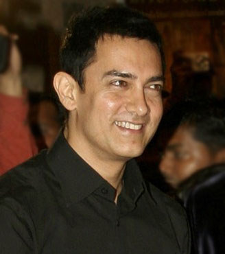 Aamir's Delhi Belly trashes Big B's Bbuddah Hoga Terra Baap on box office